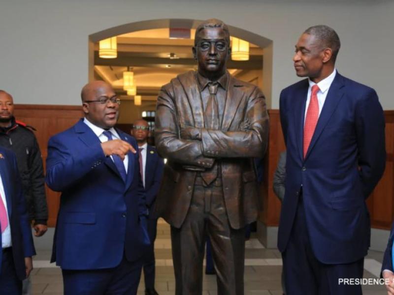 Le chef de l'État Félix Tshisekedi avec la Star de la NBA Mutombo Dikembe lors de sa visite à Georges Town University  [ Photo d'archives]