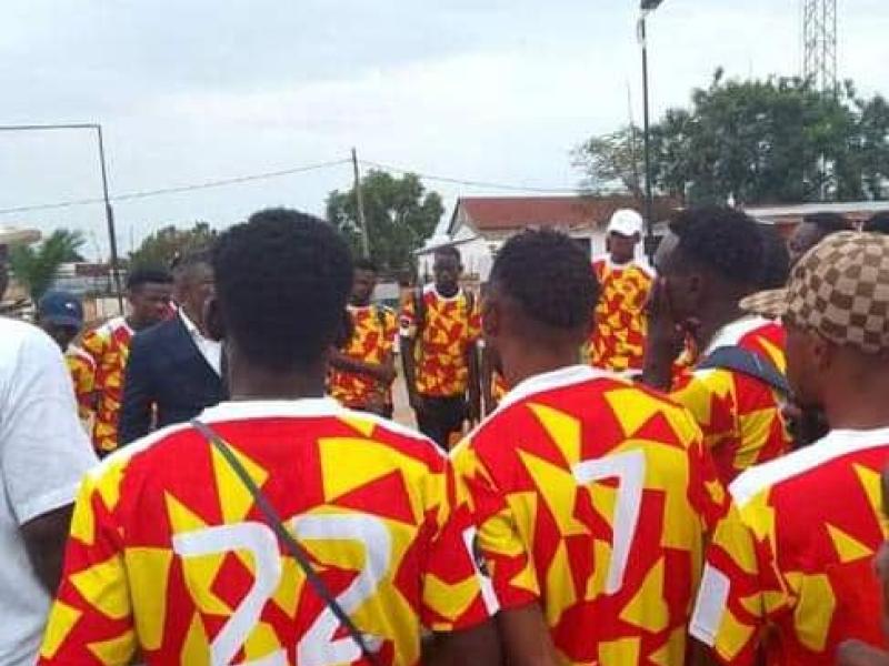 Le staff technique et les joueurs de Sanga Balende à l'aéroport de Bipemba.