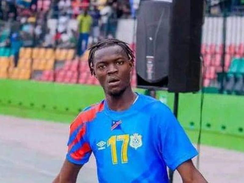 Tony Talasi en pleine célébration d'un but.