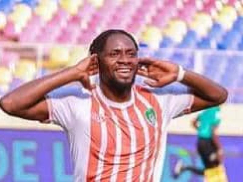 Samy Ahoka en pleine célébration d'un but, au Stade des Martyrs.