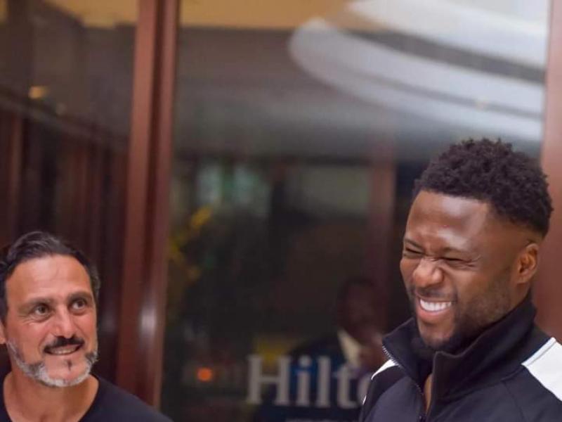 Chancel Mbemba et un membre du staff technique des Léopards 