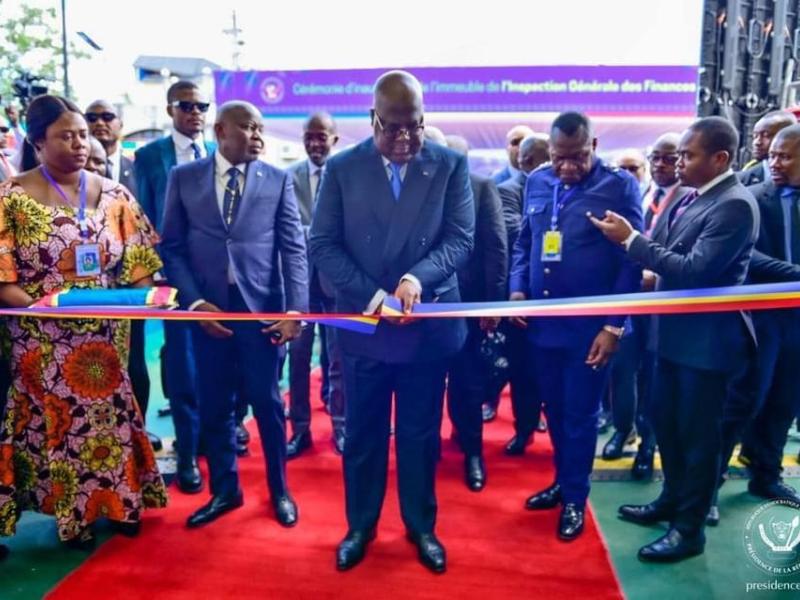 Félix Tshisekedi en train de couper le ruban symbolique du nouveau bâtiment de l'IGF.