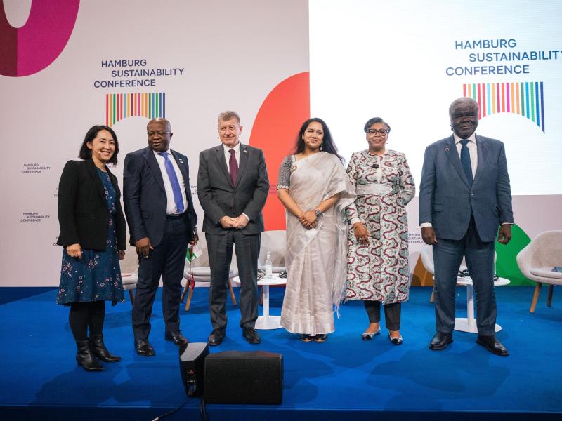 La Première Ministre Judith Suminwa Tuluka pose avec quelques participants de la conférence sur le Développement durable tenue en Hambourg, en Allemagne