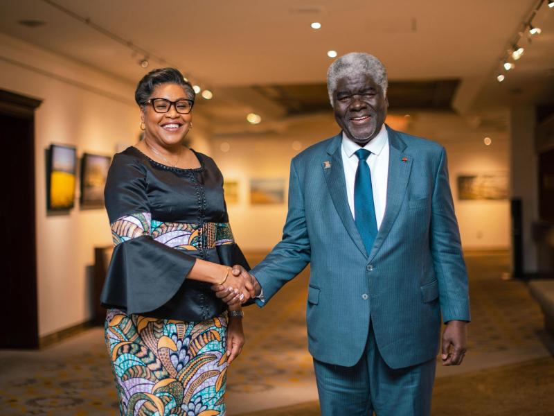 Poignée de main entre la Première Ministre Judith Suminwa et son homologue ivoirien Robert Beugré