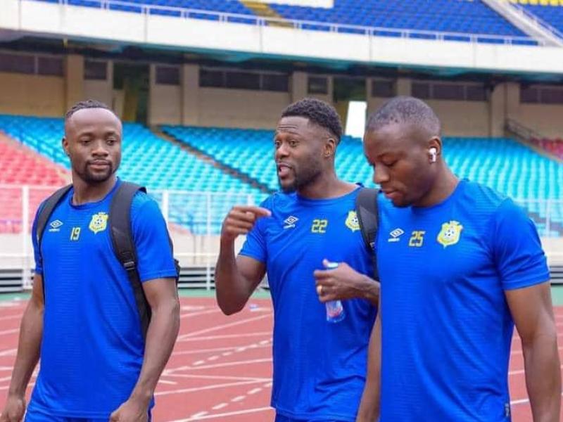 Fiston Mayele, Chancel Mbemba et Edo Kayembe, lors d'une séance d'entraînement des Léopards.