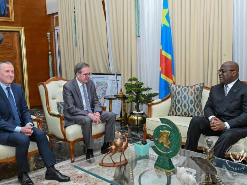 Le chef de l'État Félix Tshisekedi et l'ambassadeur russe accompagné d'un autre diplomate, jeudi 10 octobre 2024