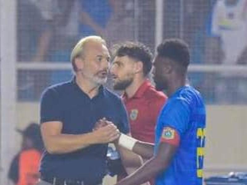 Le sélectionneur national Sébastien Desabre et le capitaine Chancel Mbemba, au Stade des Martyrs.