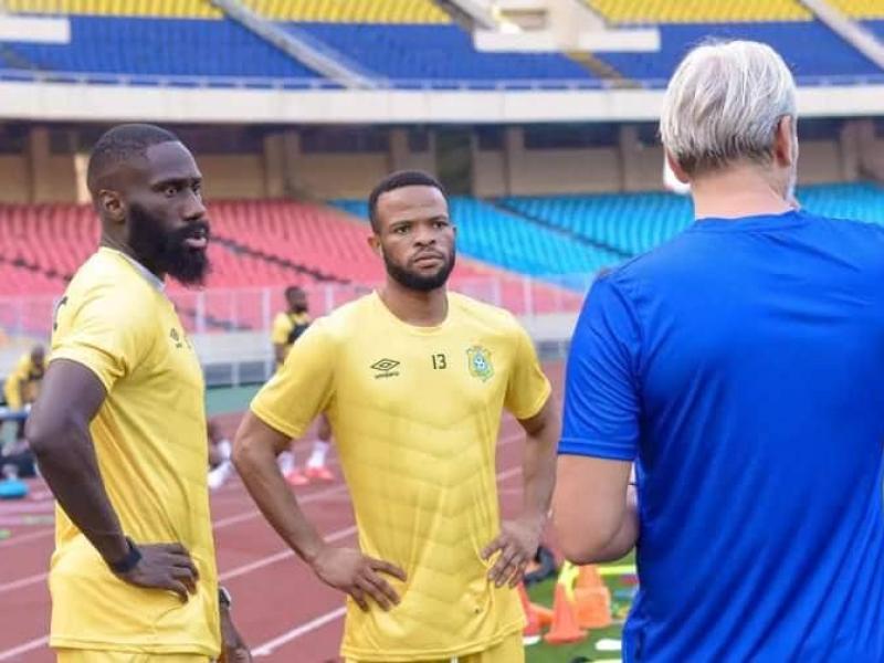 Arthur Masuaku, Meschack Elia, et le sélectionneur national Sébastien Desabre, lors d'une séance d'entraînement des Léopards, au Stade des Martyrs.