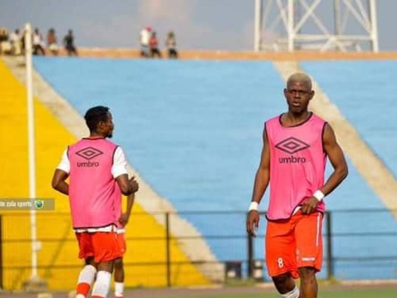 Deux joueurs du DCMP à l'échappement d'avant-match.
