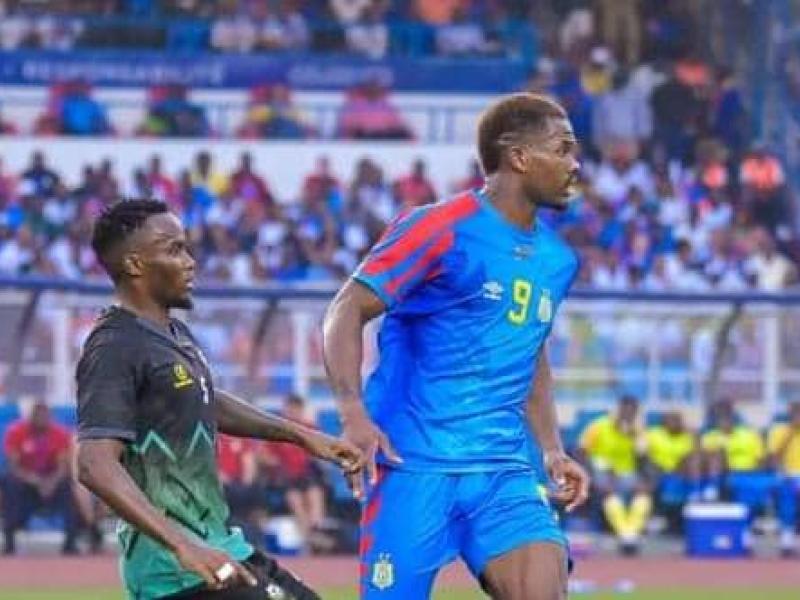Samuel Essende en duel avec un joueur tanzanien, au Stade des Martyrs. [Photo d'illustration]