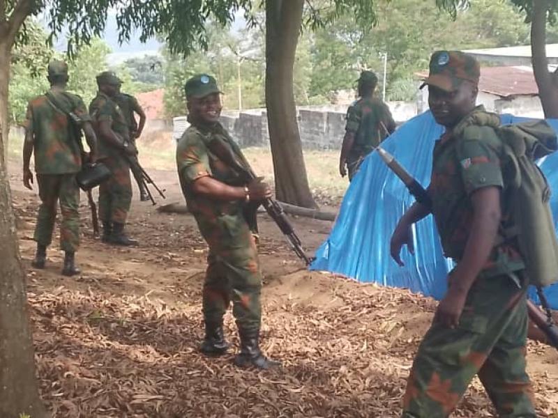 Les soldats de l’armée congolaise engagée dans la traque contre les rebelles Mobondo en territoire de Kwamouth [photo d’illustration]