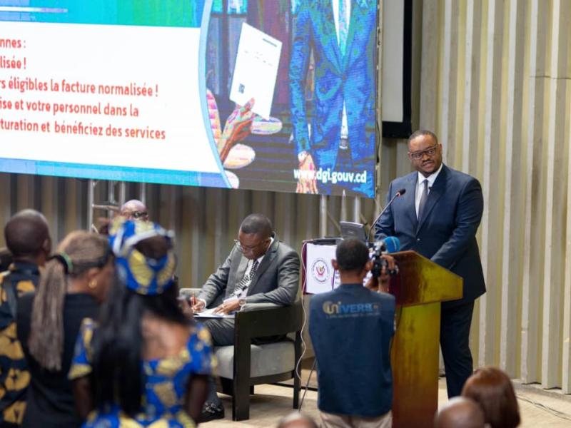 Le Ministre Doudou Fwamba lors de la séance de sensibilisation des organisations du secteur privé sur la facture normalisée