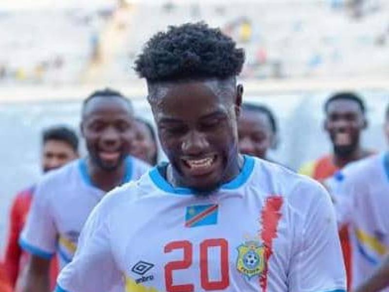 Nathanaël Mbuku en pleine célébration, après la victoire de la RDC face à la Tanzanie.