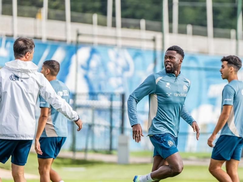 Chancel Mbemba en pleine séance d'entraînement avec l'équipe professionnelle de l'OM.