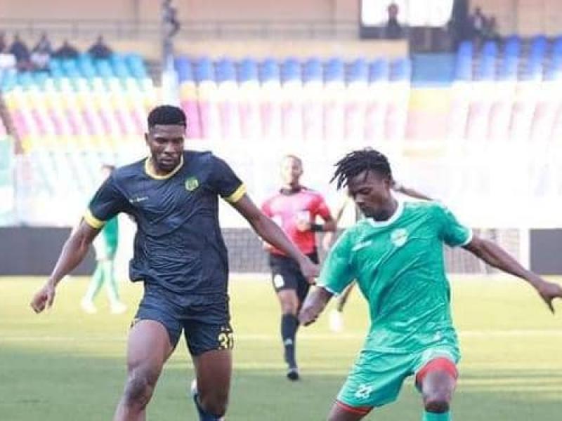 Un joueur de l'AS Maniema Union en duel avec celui du DCMP, au Stade des Martyrs.
