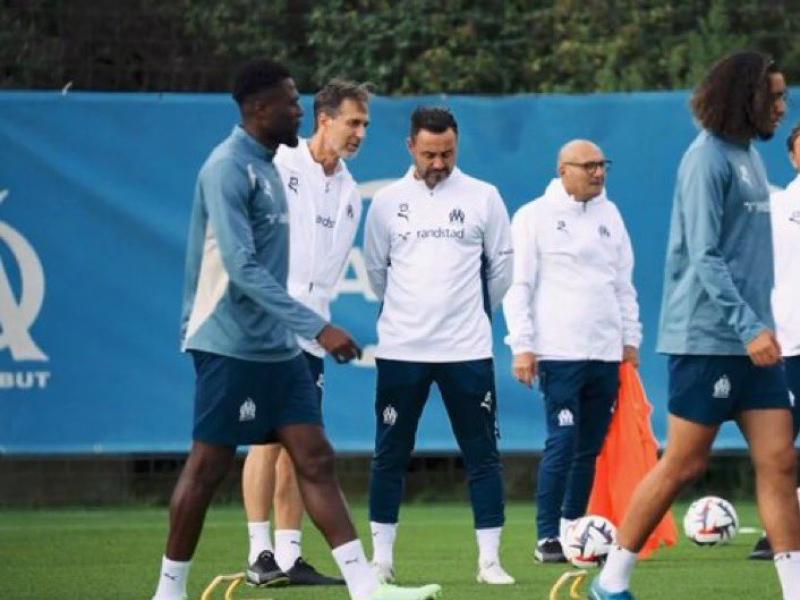 Chancel Mbemba, Roberto De Zerbi, et quelques membres du staff technique de l'OM, lors d'une séance d'entraînement.