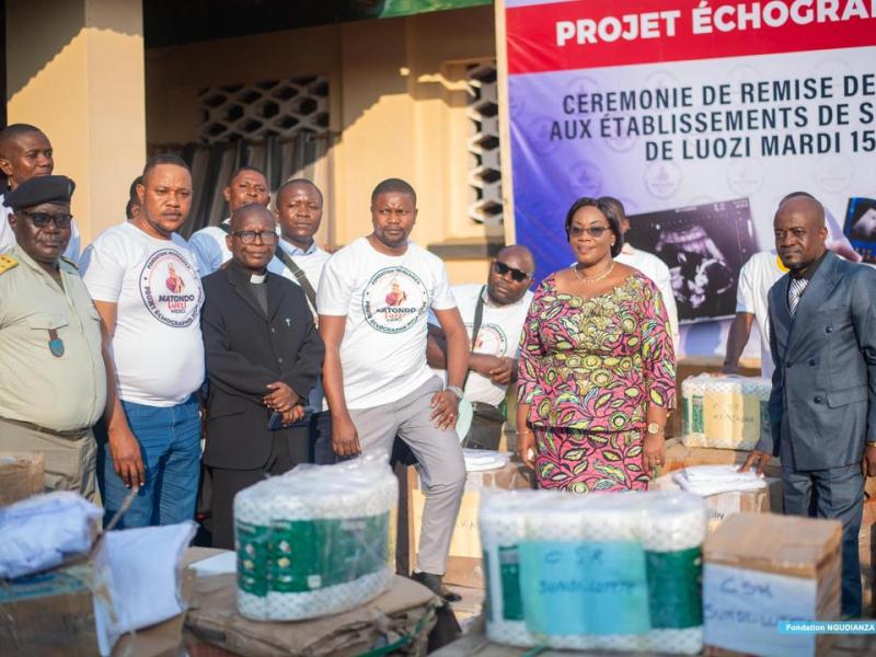 La présidente de la Fondation Ngudianza et son équipe devant les kits d’échographie à Luozi