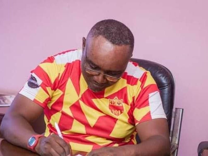 L'entraîneur John Birindwa lors de sa signature à Sanga Balende.