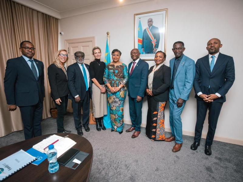La Première Ministre Judith Suminwa pose avec la délégation de congolais vivant en Belgique et le porte+parole du gouvernement Patrick Muyaya