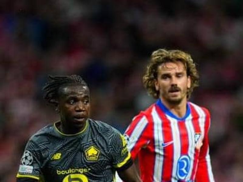 Le milieu du terrain congolais de Lille, Ngal'ayel Mukau, et Antoine Griezmann.