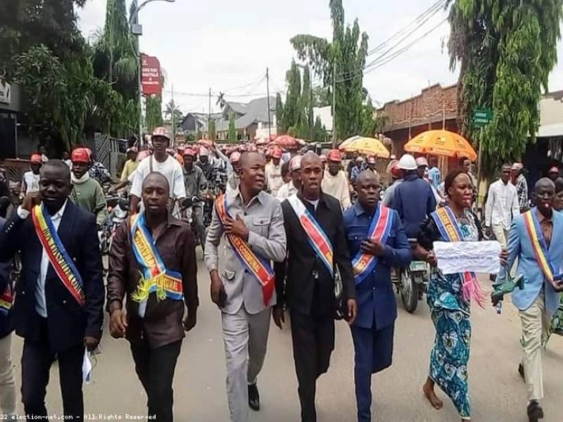 Les Conseillers communaux en pleine marche.