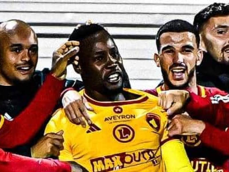 Lionel Mpasi en pleine célébration de son but avec ses coéquipiers de Rodez.