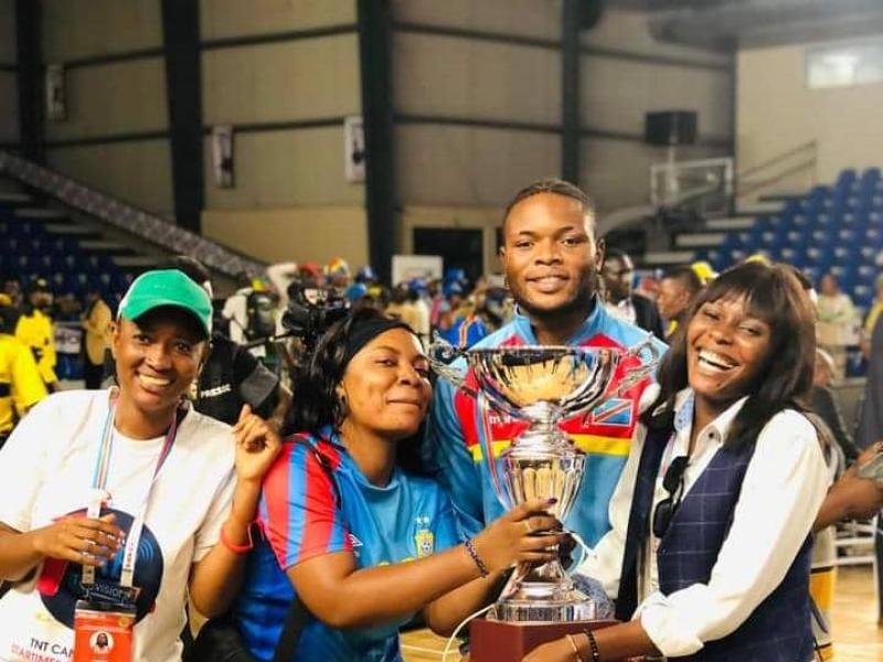 Le boxeur Pita Kabeji et quelques supporters de la RDC.