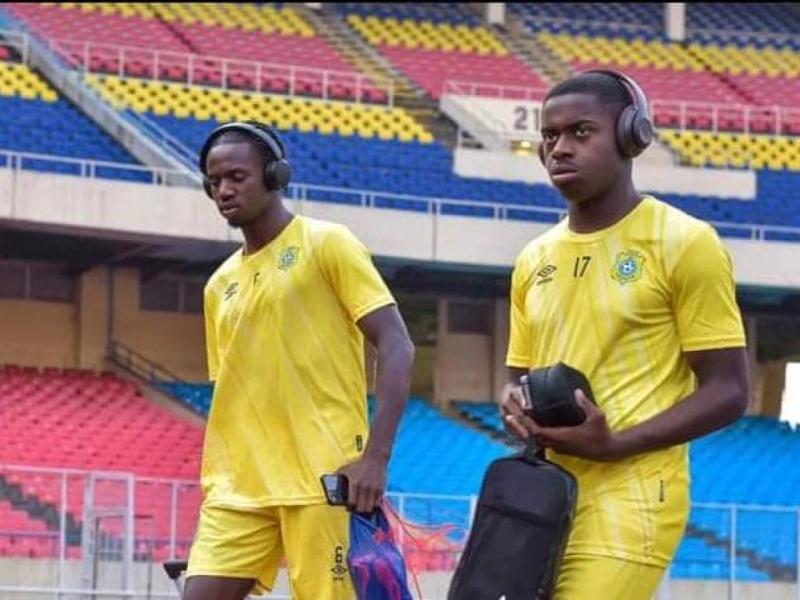 Ngal'ayel Mukau ( à gauche) avec son coéquipier en sélection nationale, Noah Sadiki ( à droite). 