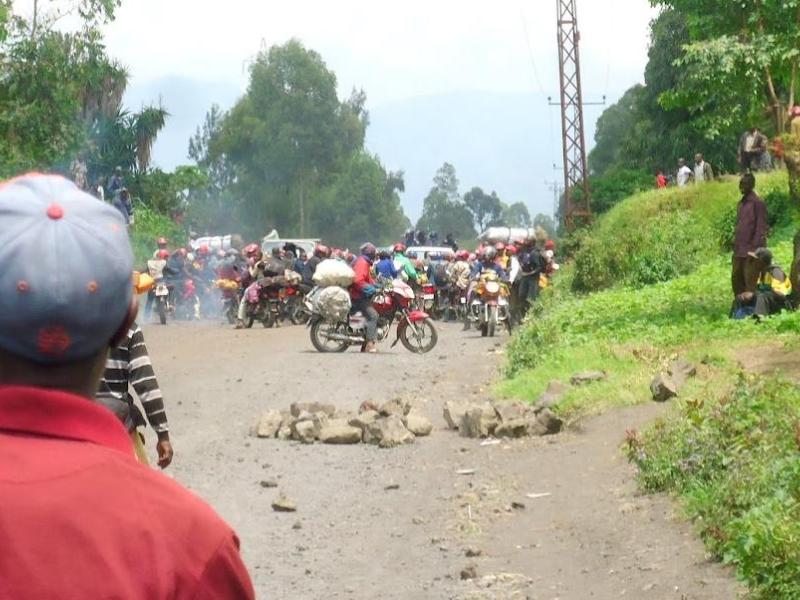 Les manifestants dans la rue dans le Nyinrangongo