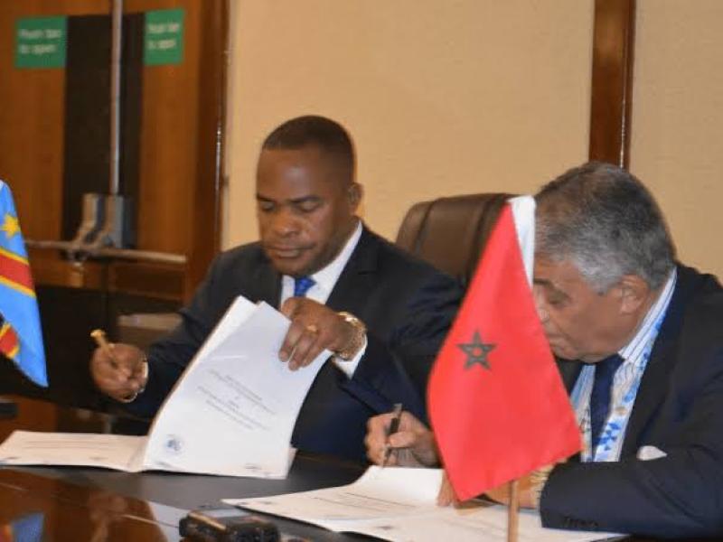Dieudonné Kamuleta et son homologue marocain lors de la signature du protocole d'accord à Harare/Zimbabwe