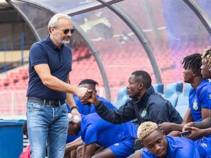 Sébastien Desabre et quelques Léopards locaux, au Stade des Martyrs.