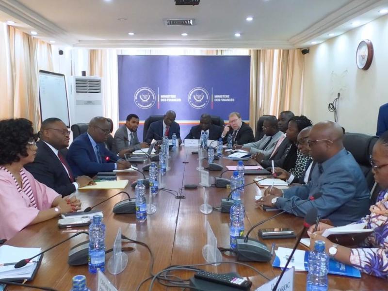 Le ministre des Finances Doudou Fwamba en séance de travail avec les producteurs pétroliers