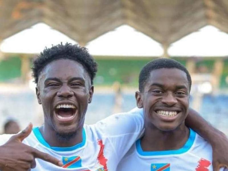 Deux internationaux congolais, Nathanaël Mbuku et Noah Sadiki, à Dar es Salam.