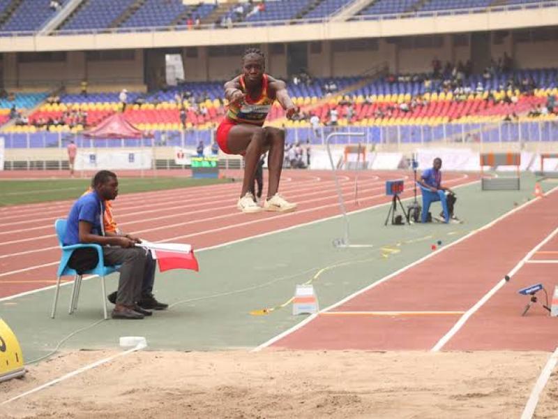 Une athlète en pleine tentative du saut en longueur lors des IXè jeux de la francophonie au Stade des martyrs