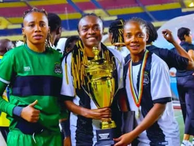 Les joueuses du FCF Mazembe après leur sacre au tournoi de l'UNIFAC au Stade des martyrs.