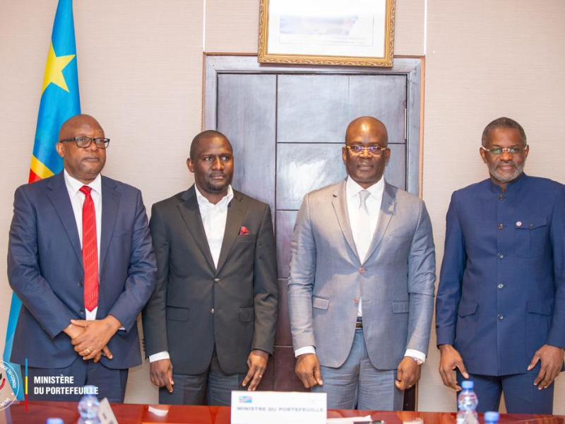 Ministre du Portefeuille et le personnel du Gold training
