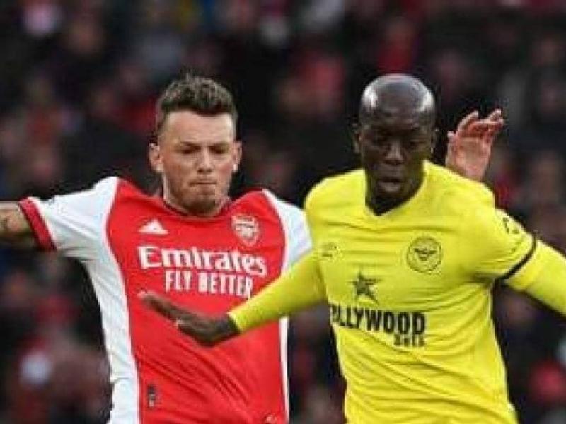 L'attaquant congolais de Brentford FC, Yoane Wissa en duel avec le défenseur d'Arsenal, Ben White.