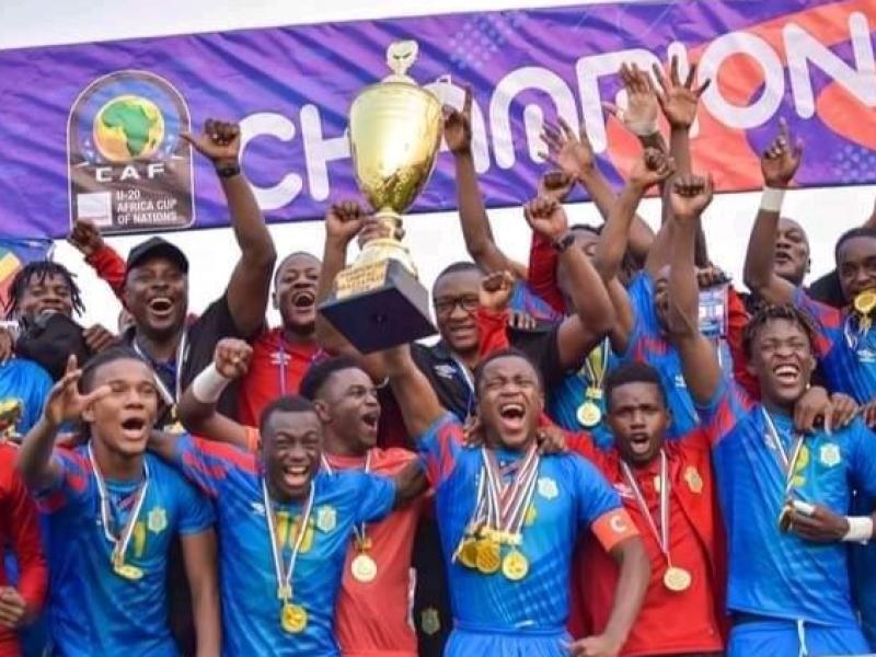 Les Léopards U-20 célébrant leur victoire en finale du tournoi UNIFAC au stade Massamba-Débat de Brazzaville
