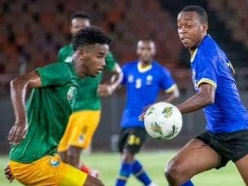 Un joueur éthiopien en duel avec celui de la Tanzanie lors d'une rencontre à Dar es Salam 