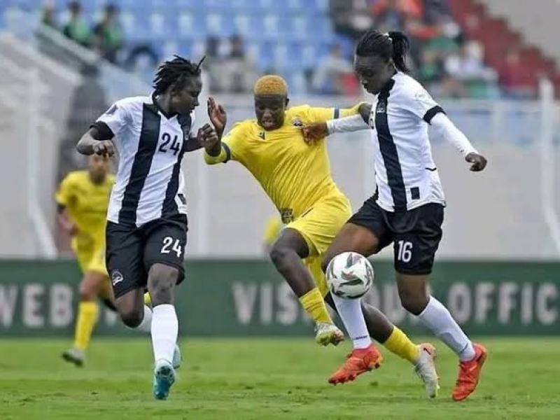 Les joueuses du FCF Mazembe dans un duel lors du match contre les aigles de la Médina au Maroc