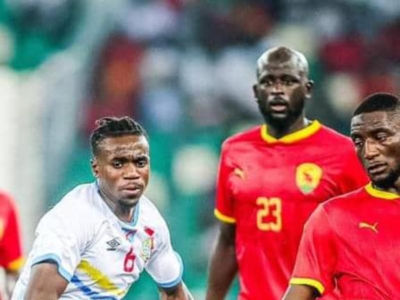 Le milieu du terrain congolais, Ngal'ayel Mukau en duel avec le buteur guinéen Serhou Guirassy. 