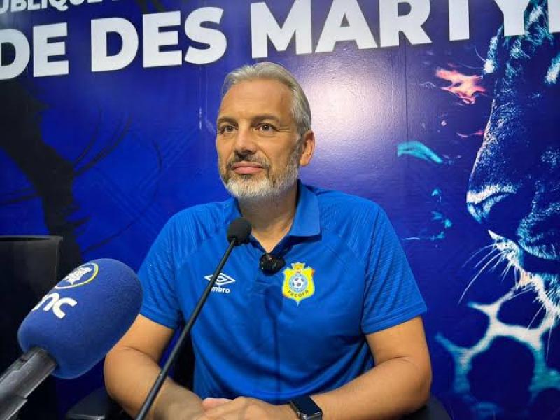 Le sélectionneur des Léopards,  Sébastien Desabre,  lors d'une conférence de presse au siège de la FECOFA. 