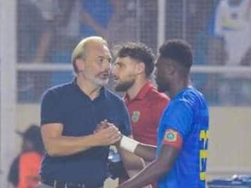 Le sélectionneur national Sébastien Desabre et le capitaine Chancel Mbemba, au Stade des Martyrs. 