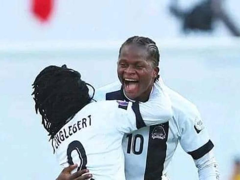 Deux joueuses de Mazembe en pleine célébration d'un but.