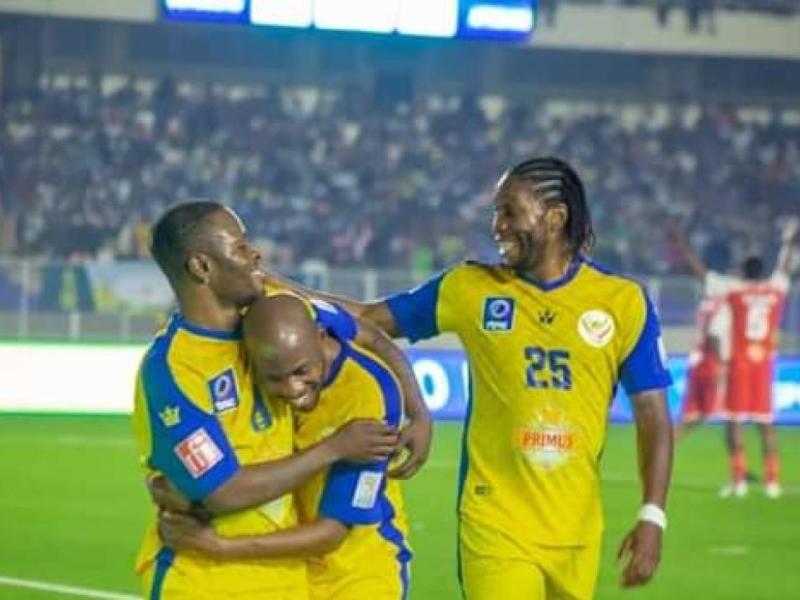 Trésor Mputu, Yousouf Mulumbu et Dieu-merci Mbokani en pleine célébration d'un but lors d'un match de gala à Kinshasa.