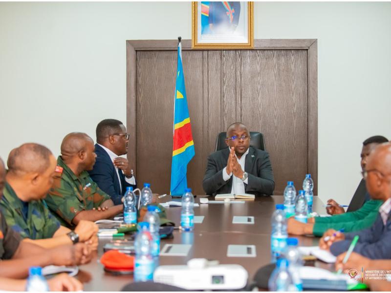 Le VPM Shabani présidant le conseil de sécurité dans province du Tanganyika