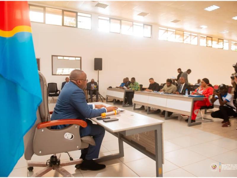 Le VPM Shabani échangeant avec les gouverneurs de 26 provinces de la RDC