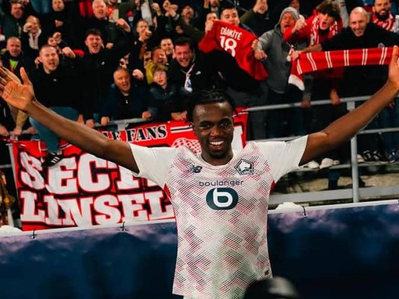Ngal'ayel Mukau en célébration après match.