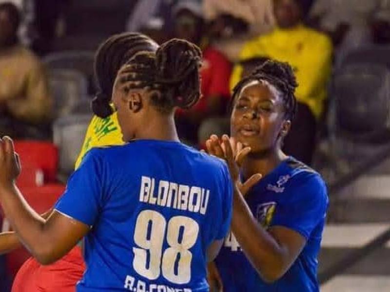 Deux Léopards dames face au Cameroun, au Gymnase jumelé du Stade des Martyrs.