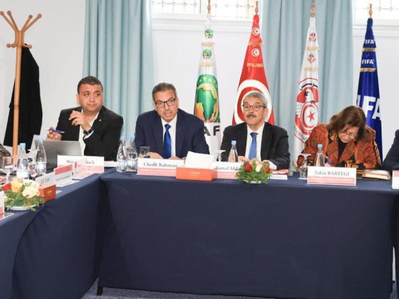 Les membres de la Commission de gestion de la Fédération Tunisienne de Football lors de la réunion d'urgence avec les représentants des clubs de la Ligue 1 ptofessionnelle tunisienne